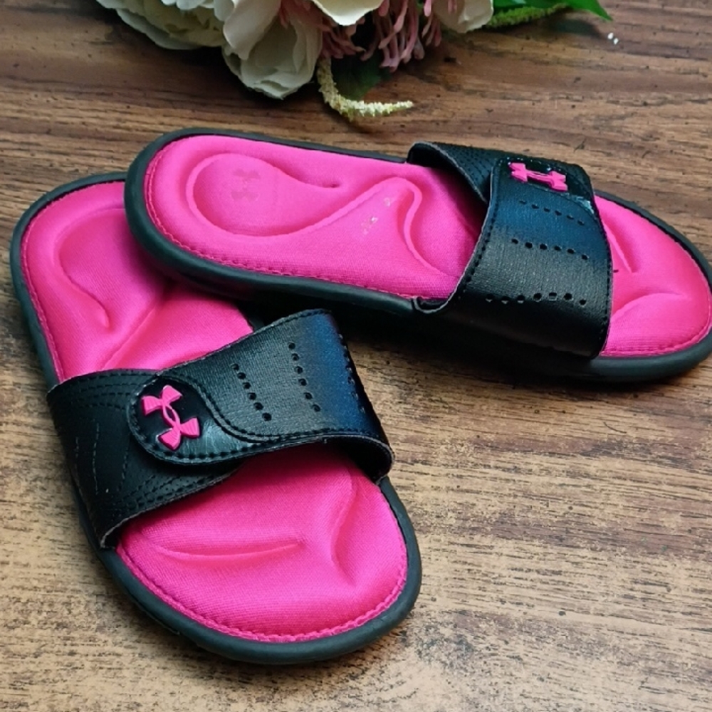 💕Under Armour Black and Pink Slides Size 1Y